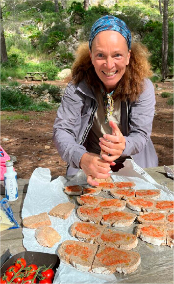 Camina con Guía. Guía titulada para turoperadores. Senderismo y rutas culturales en Mallorca, Sierra Nevada, Asturias, Cataluña, Azores e Irlanda.